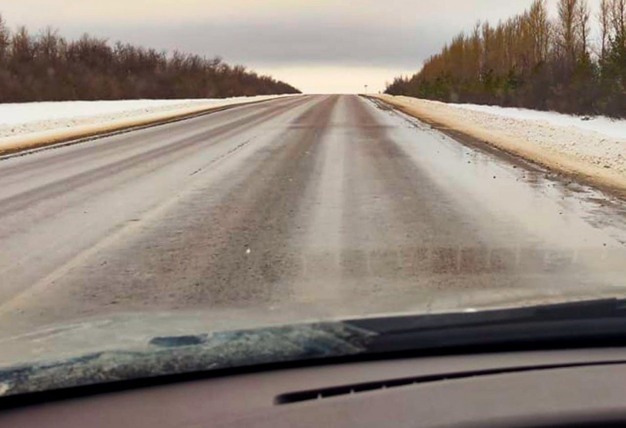 В первый снежный день на дороги Саратовской области высыпали 700 тонн смеси против гололеда В первый снежный день на дороги Саратовской области высыпали 700 тонн смеси против гололеда